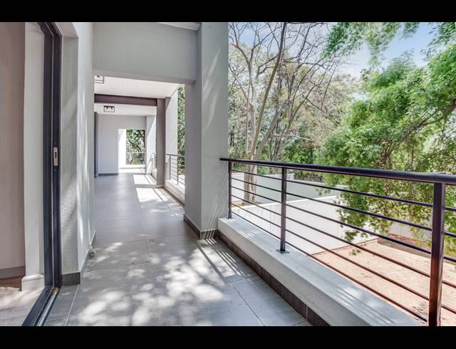 3 BEDROOM APARTMENT FOR SALE IN BRYANSTON